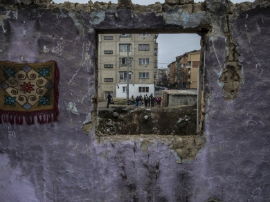 Hajdú D. András: 02., (részlet A fal, amit mi kerítésnek hívunk című sorozatból), 2013.